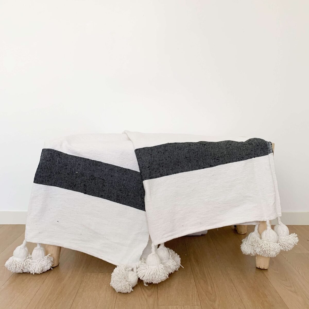 Plaid à pompons écru et bandes gris foncé