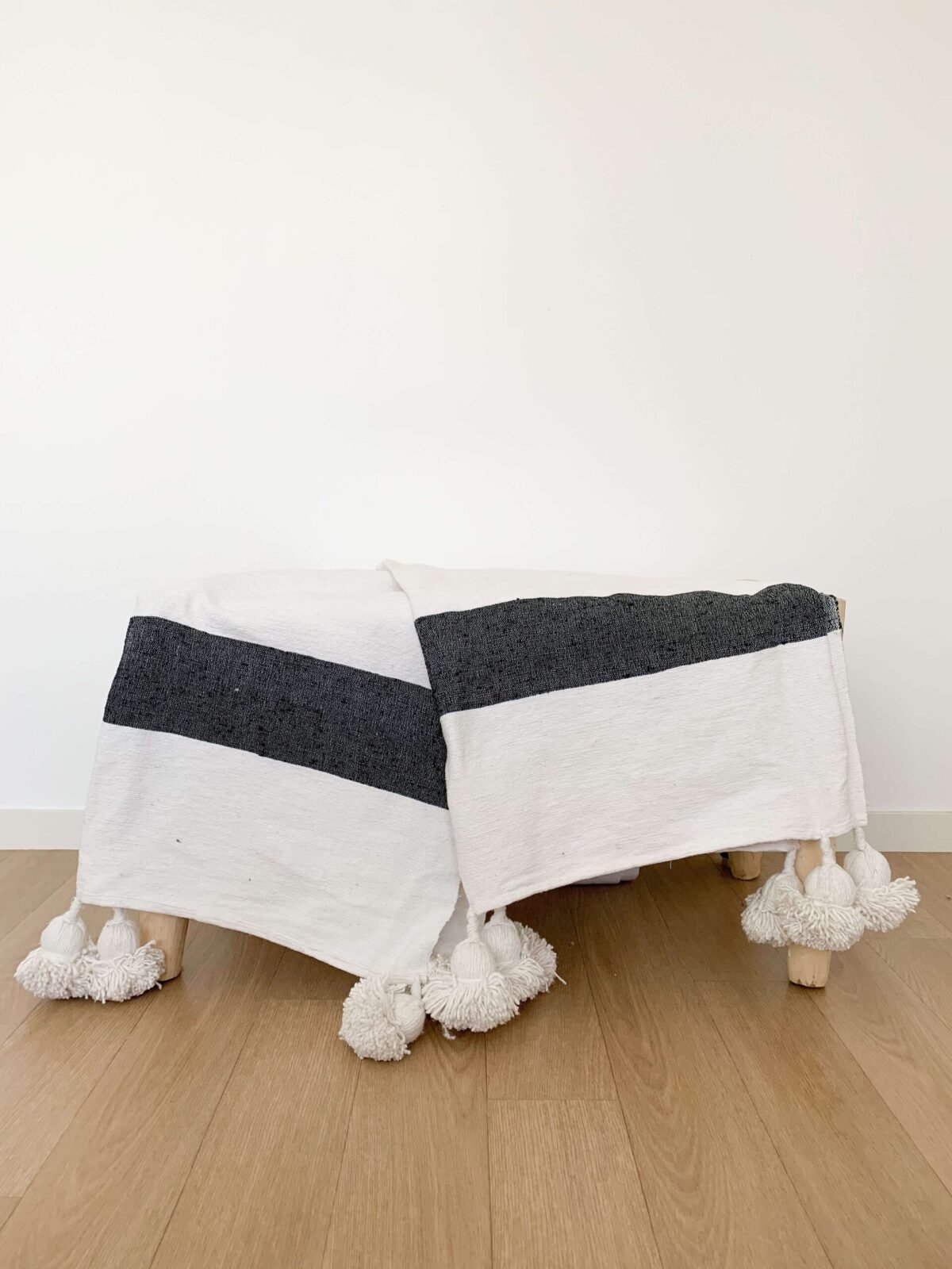 Plaid à pompons écru et bandes gris foncé