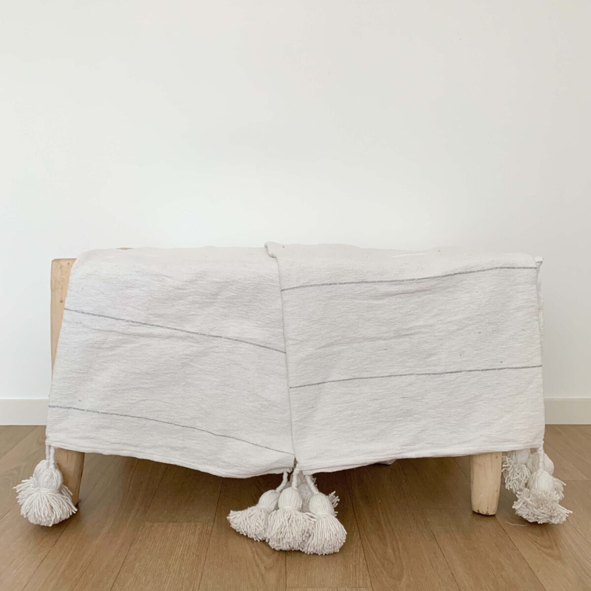 Plaid à pompons écru et rayures argent