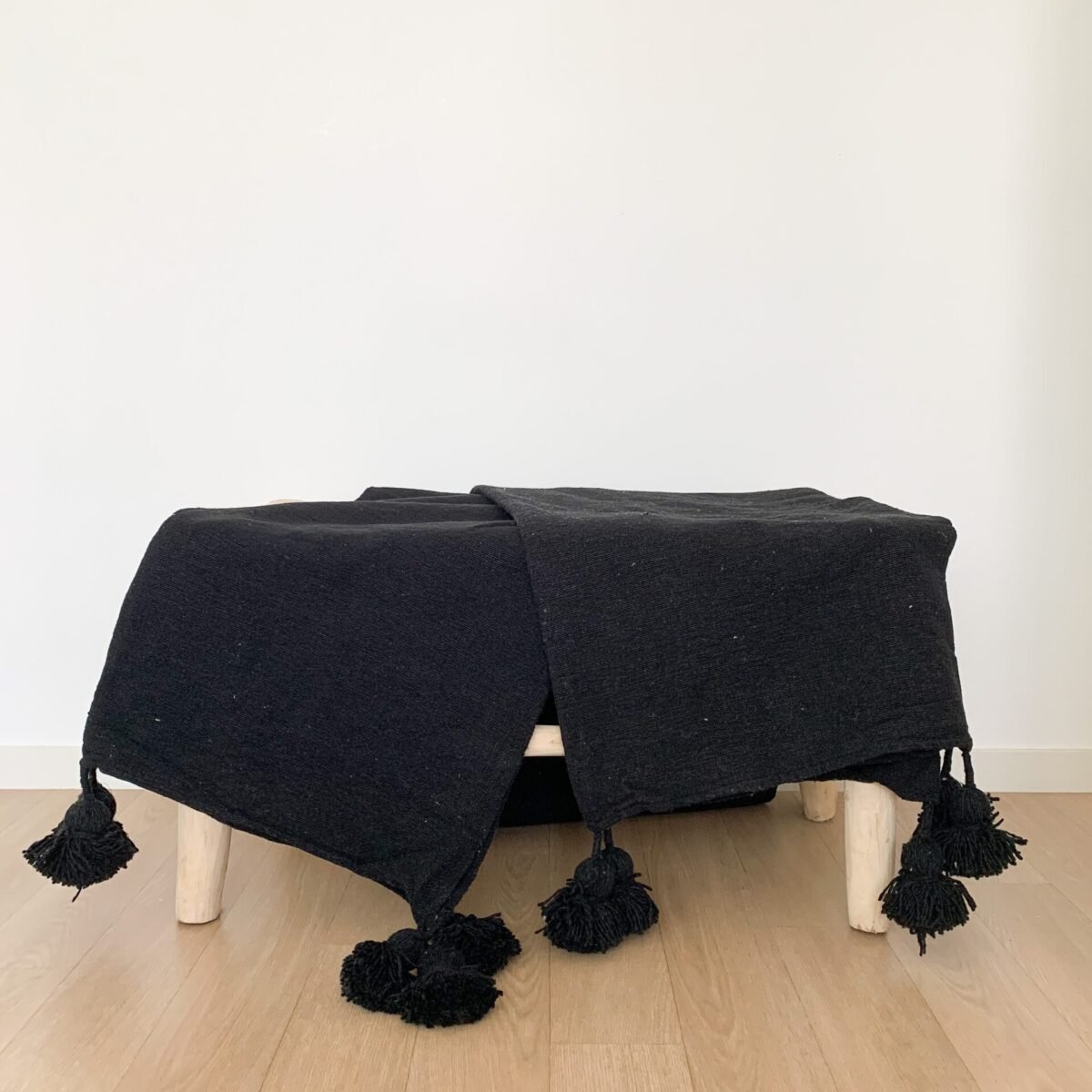 Plaid à pompons noir