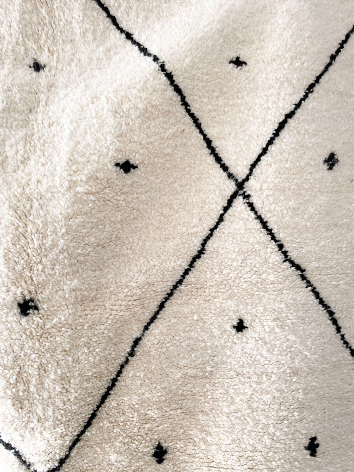 Tapis Beni Ouarain Blanc et Noir | 168x256 cm | Laine Naturelle