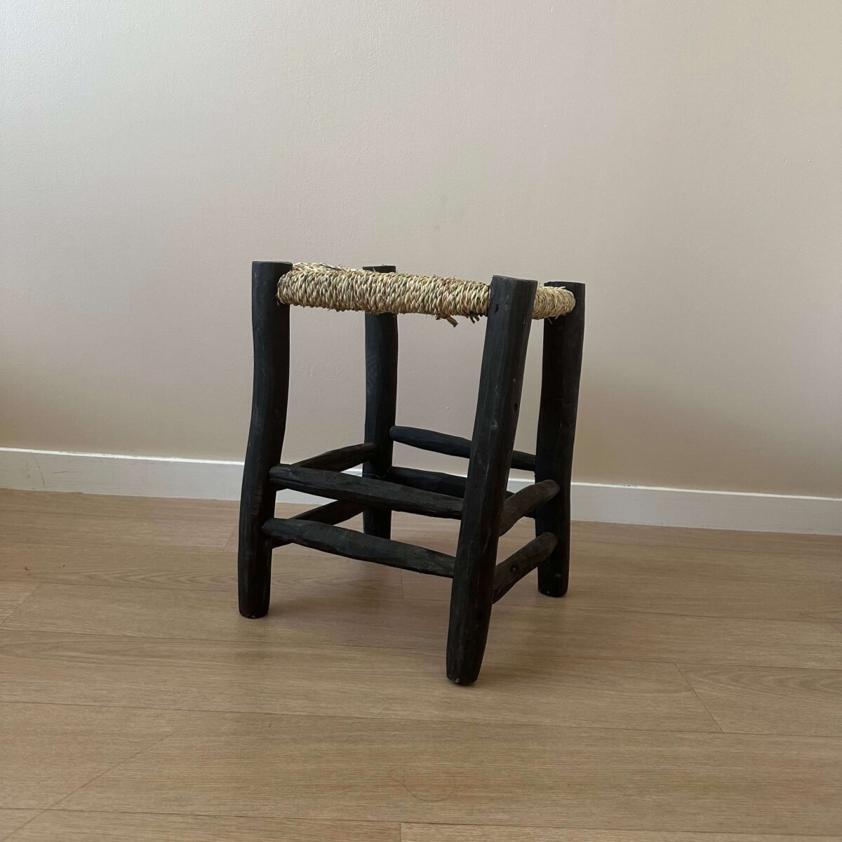 Le tabouret Beldi noir en taille L offre une hauteur idéale pour diverses utilisations. Il peut faire office de siège d’appoint, de table de chevet, de repose-pieds ou même de support pour plantes et objets déco. Sa polyvalence en fait un atout dans n’importe quelle pièce. Que ce soit dans une entrée, un salon ou une salle de bain, ce tabouret trouve facilement sa place et remplit sa fonction avec élégance. Son format généreux assure une assise confortable et stable.