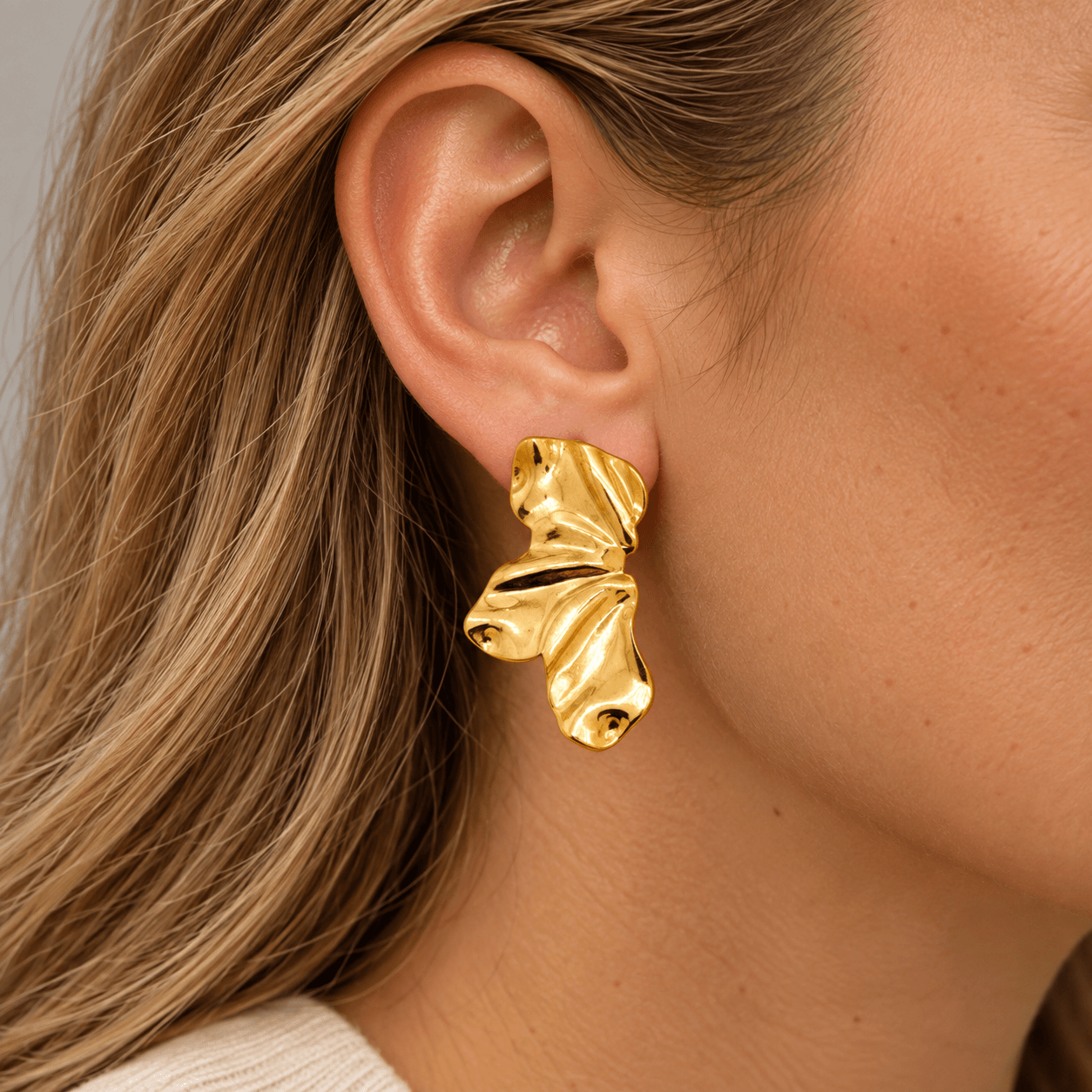 Boucle d'oreille demi-feuilles dorées
