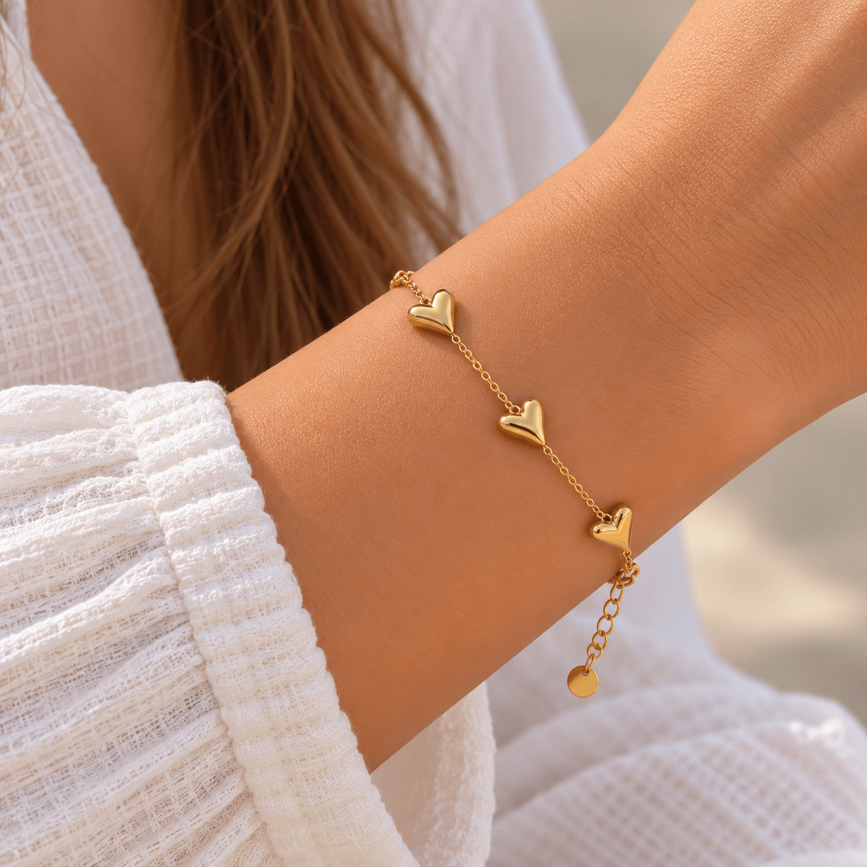 Bracelet doré aux trois cœurs-2