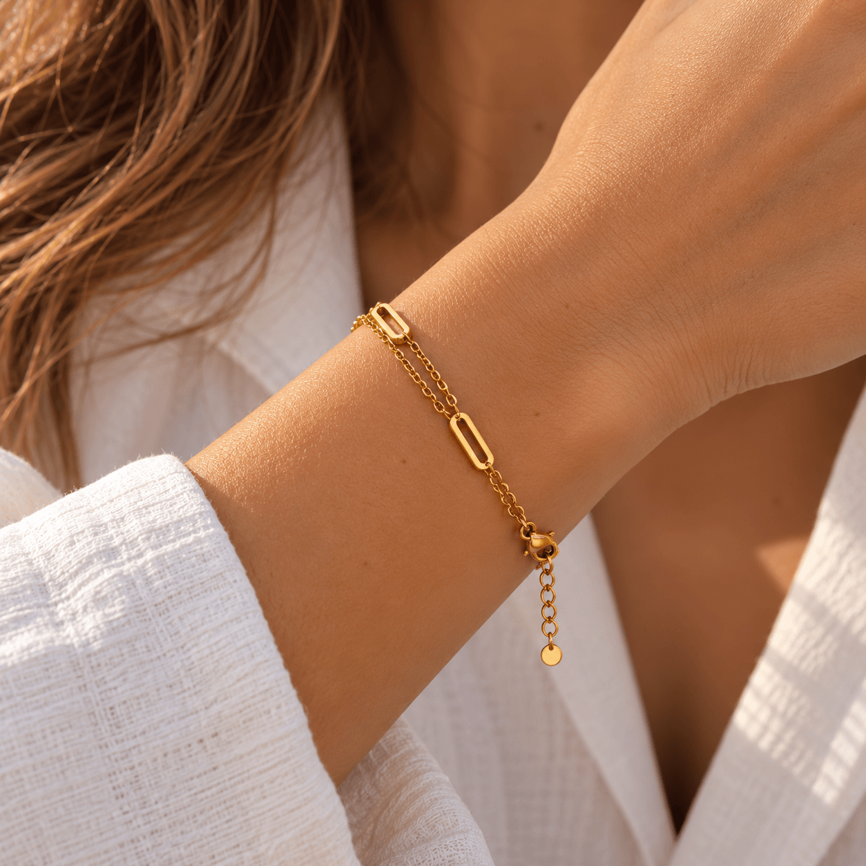 Bracelet doré sur poignet élégant-2-2