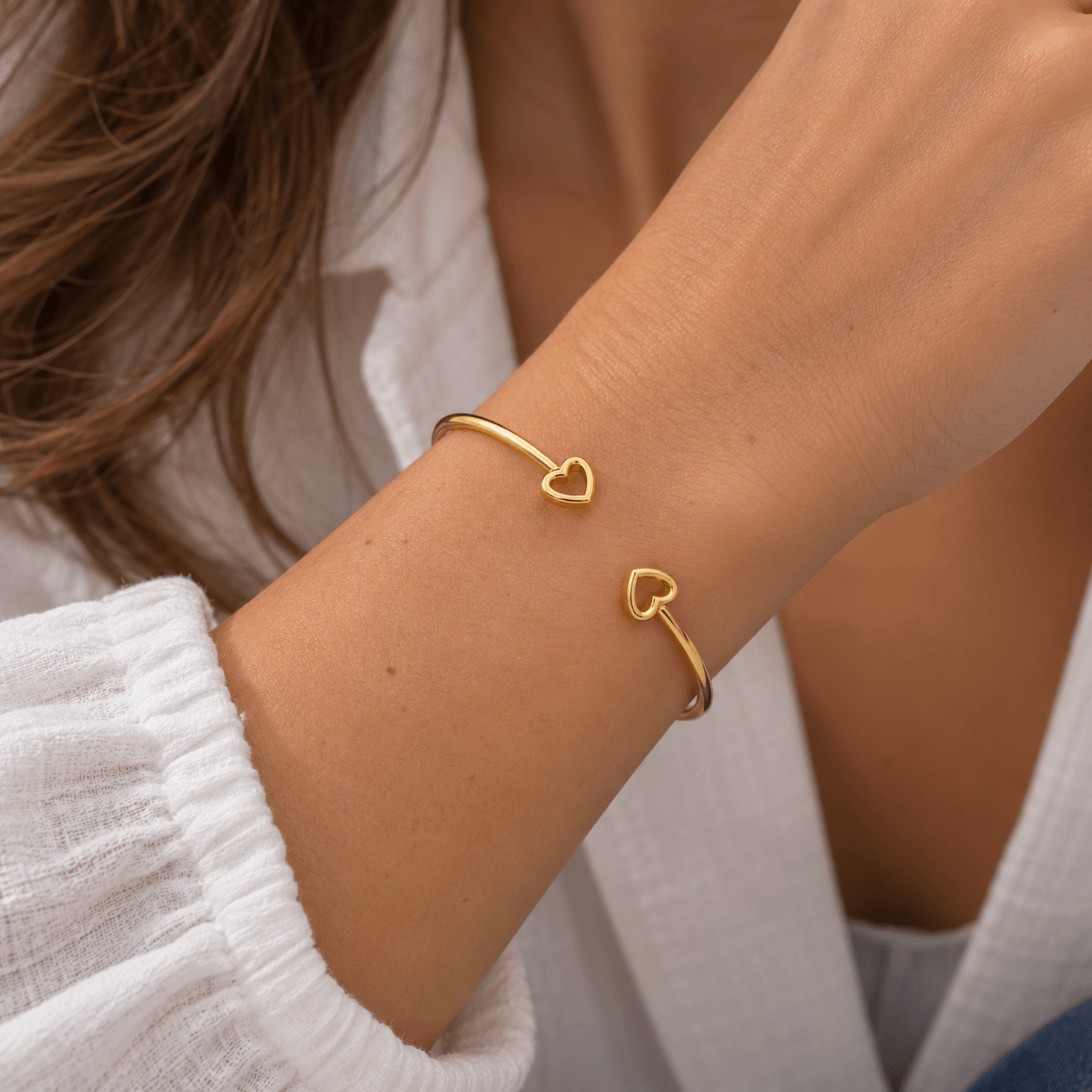 Bracelet manchette dorée aux cœurs-2